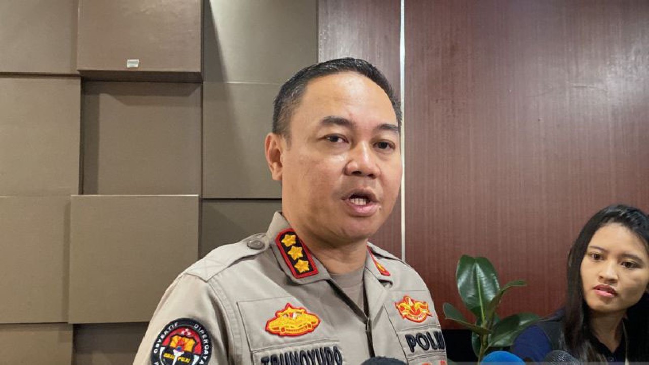 Kabid Humas Polda Metro Jaya Kombes Pol Trunoyudo Wisnu Andiko saat diwawancarai di Jakarta, Kamis (16/3/2023) (ANTARA/Ilham Kausar)