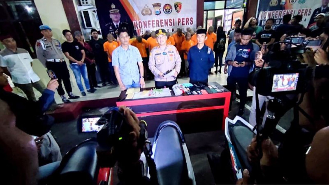 Kapolres Gowa AKBP Reonald TS Simanjuntak (tengah) didampingi jajarannya saat rilis kasus tindak pidana kriminal di halaman kantor Polres Kabupaten Gowa, Sulawesi Selatan, Rabu (29/3/2023) malam. ANTARA/Darwin Fatir.