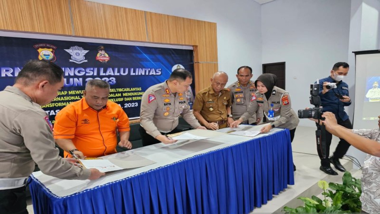 Polda Sulawesi Selatan, PT Pos Indonesia dan Bapenda Sulsel tandatangani perjanjian kerja sama (MoU) terkait dengan pengiriman surat konfirmasi tilang kamera ETLE dan bukti pengesahan pajak daring di Makassar, Senin (20/3/2023). ANTARA/HO/Ditlantas