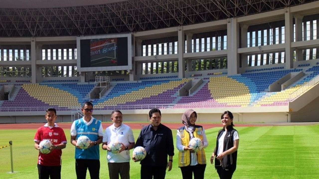Wali Kota Surakarta Gibran Rakabuming Raka (kiri) bersama Ketum PSSI Erick Thohir (tiga dari kanan), Menpora Zainudin Amali (tiga dari kiri) dan jajaran panitia INAFOC saat cek persiapan Piala Dunia U-20 di Stadion Manahan Solo, Minggu (12/3/2023). ANTARA/Bambang Dwi Marwoto.