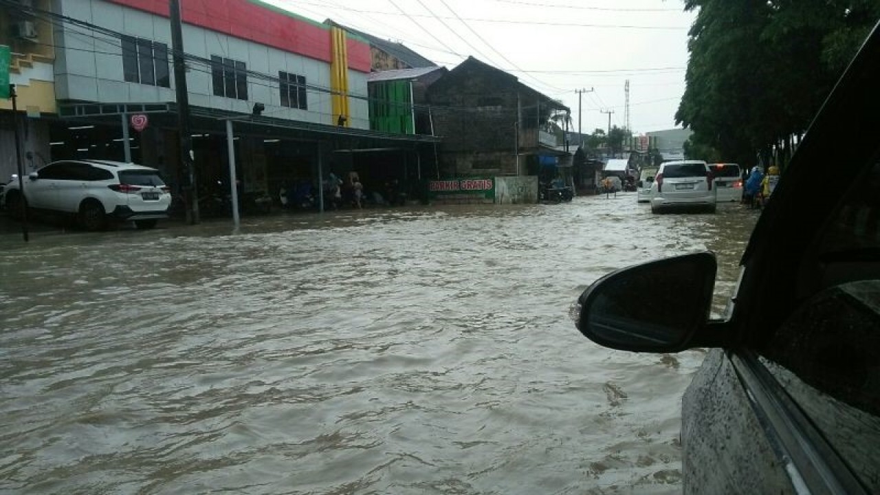 Dokumen Antara : Banjir di Jalan DI Panjaitan Samarinda pada Sabtu (25/2) akibat hujan di kawasan tersebut. (ANTARA / M Ghofar)