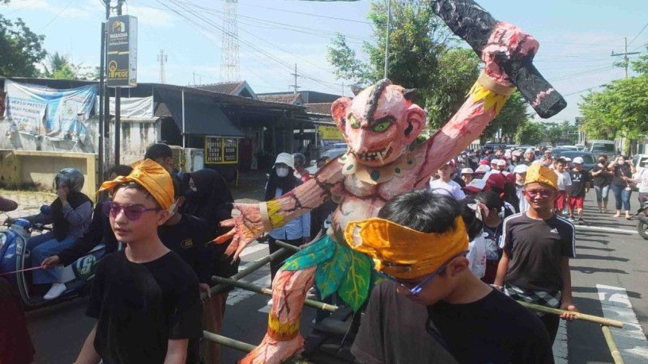 Kegiatan pawai ogoh-ogoh yang digelar siswa dan guru SD Tiga Bahasa Rukun Harapan di Jember pada Senin (20/3/2023). (ANTARA/Zumrotun Solichah)