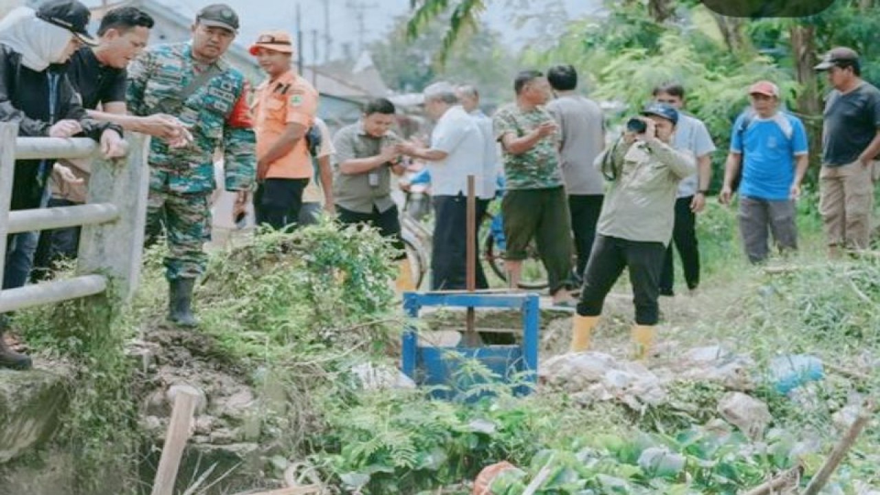 Tumpukan sampah di aliran sungai wilayah Karawang. (ANTARA/HO-Pemkab Karawang)