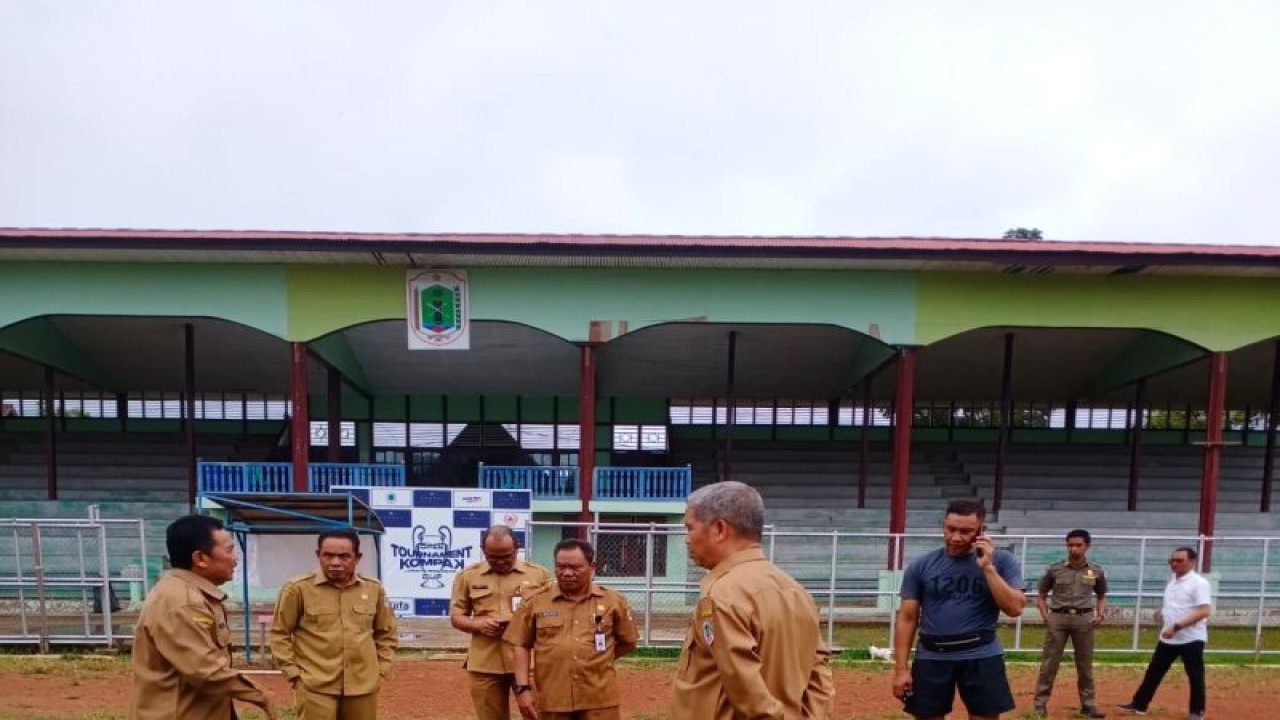 Panitia Tablig Akbar meninjau GOR Uncak Kapuas di Putussibau, Kabupaten Kapuas Hulu, Provinsi Kalimantan Barat. (ANTARA/HO Dinas Kominfotik Kapuas Hulu)