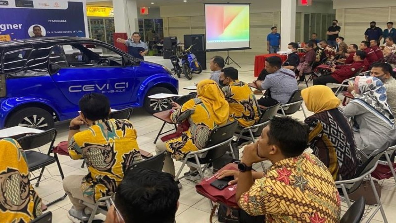 Seminar bertema 'Be an E-Vehicle Designer' yang digelar Ubaya di Surabaya, Kamis dengan mengundang siswa dan guru SMK se-Indonesia untuk mengembangkan kendaraan listrik. (ANTARA/HO-Humas Ubaya)