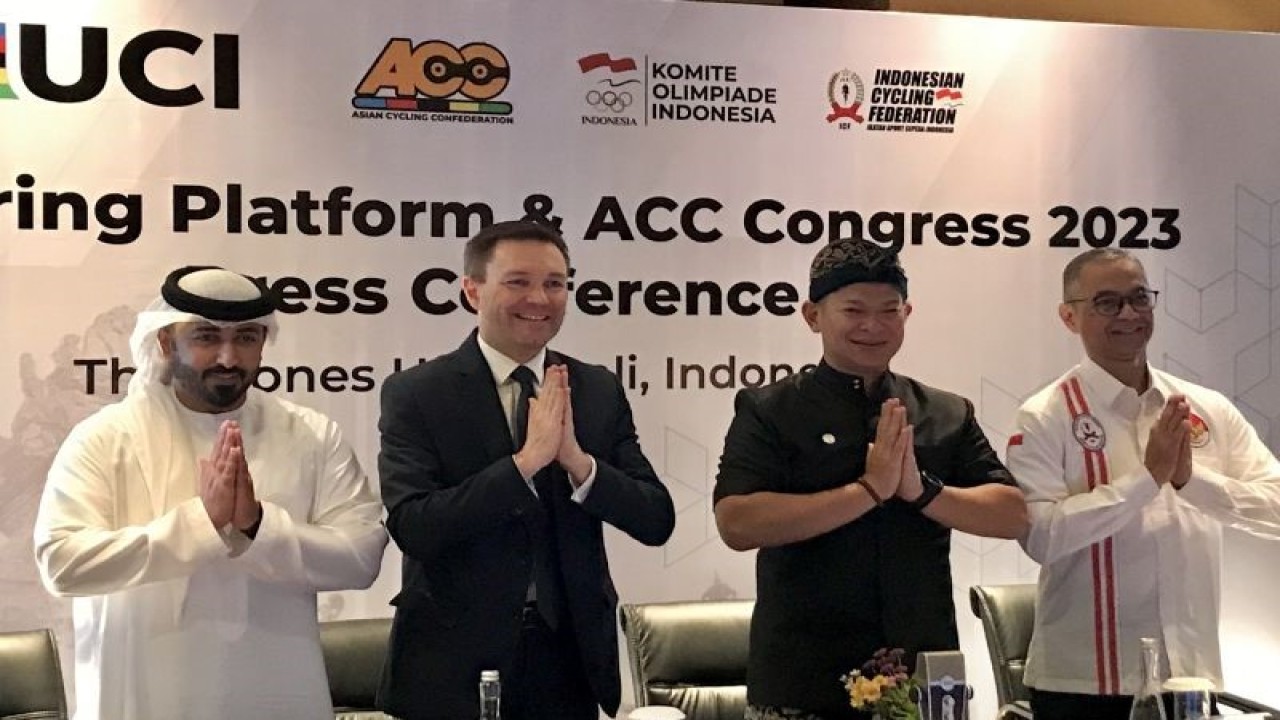 Presiden Union Cycliste Internationale (UCI) David Lappartient (dua kiri), Presiden Asian Cycling Confederation (ACC) Osama Al Shafar (kiri), Ketua Umum Komite Olimpiade Indonesia Raja Sapta Oktohari (dua kanan), dan Wakil Ketua PB ISSI Toto Sugito (kanan) memberi salam khas masyarakat Bali selepas jumpa pers UCI Sharing Platform dan ACC Congress 2023 di Kuta, Badung, Bali, Rabu (1/3/2023). ANTARA/Genta Tenri Mawangi