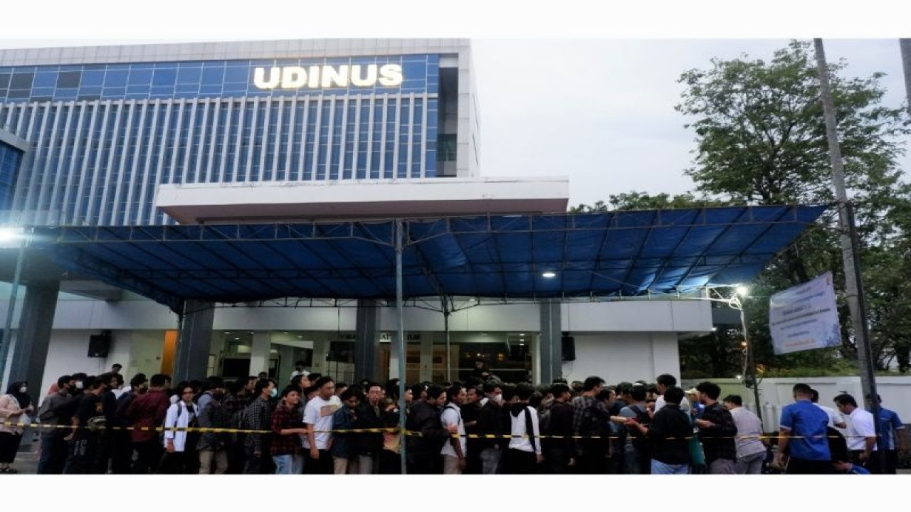 Mahasiswa dan pegawai Udinus Semarang saat mengantre takjil yang disediakan gratis setiap hari selama Ramadhan 1444 H. (ANTARA/ HO-Udinus Semarang)
