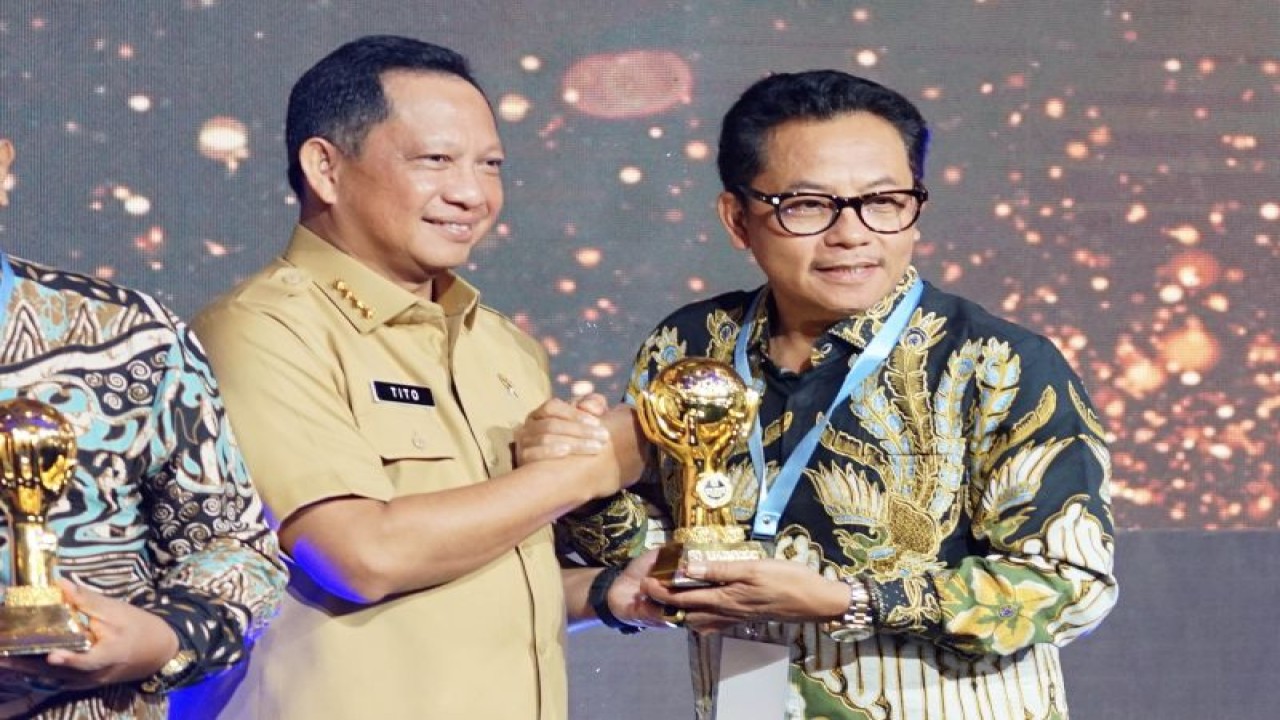 Wali Kota Malang Sutiaji (kanan) pada saat menerima penghargaan Universal Health Coverage (UHC) 2023 yang diserahkan oleh Menteri Dalam Negeri Tito Karnavian, di Jakarta, Selasa (14/3/2023). (ANTARA/HO-Humas Pemkot Malang)
