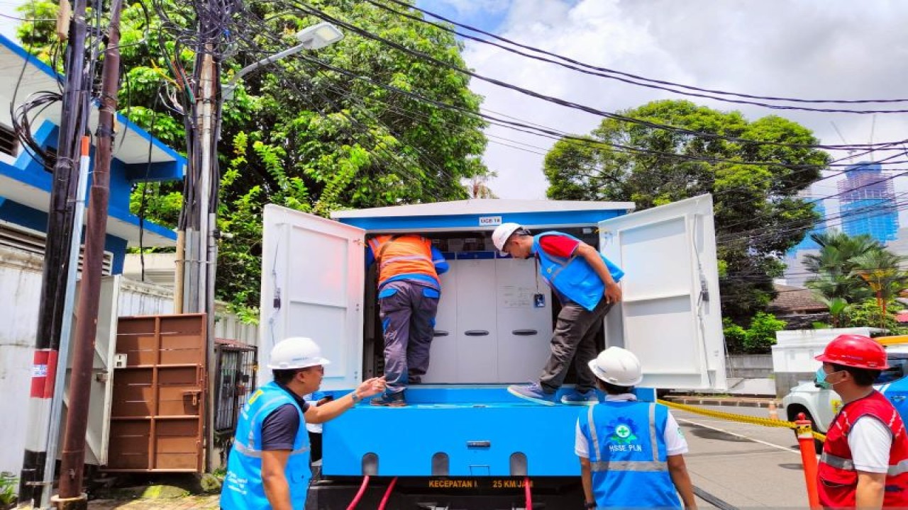 Petugas dari PLN Unit Induk Distribusi (UID) Jakarta Raya sedang mempersiapkan Unit Gardu Bergerak (UGB) untuk melakukan pemeliharaan gardu di kawasan Menteng, Jakarta, Kamis (9/3/2023). ANTARA/Ricky Prayoga