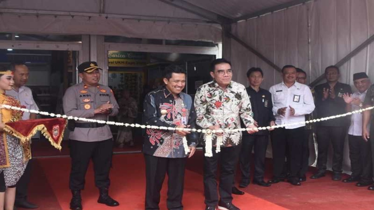 Bupati Wonosobo Afif Nurhidayat Staf Ahli Menteri Koperasi dan UKM Bidang Ekonomi Makro Rulli Nuryanto menggunting pita pada pembukaan Festival UKM EXPO 2023 Pemkab Wonosobo. ANTARA/HO