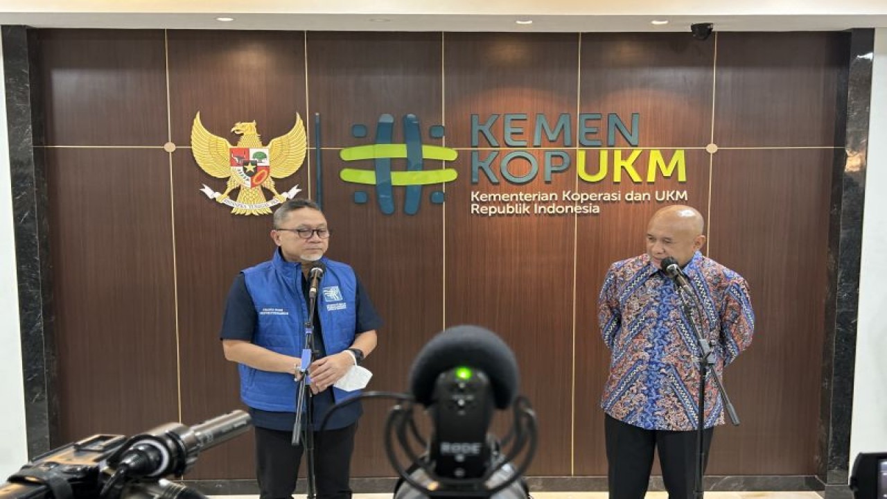 Menteri Koperasi dan UKM Teten Masduki (kanan) dan Menteri Perdagangan Zulkifli Hasan (kiri) saat konferensi pers di Kantor KemenKopUKM di Jakarta, Senin (27/3/2023). (ANTARA/Kuntum Riswan)