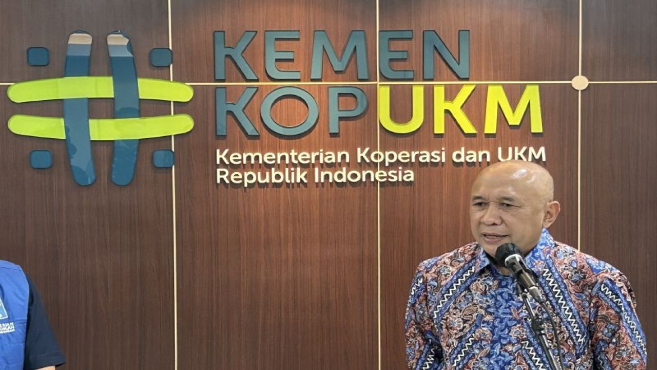 Menteri Koperasi dan UKM Teten Masduki saat konferensi pers, di Kantor Kemenkop UKM, Jakarta, Senin (27/3/2023). ANTARA/Kuntum Riswan