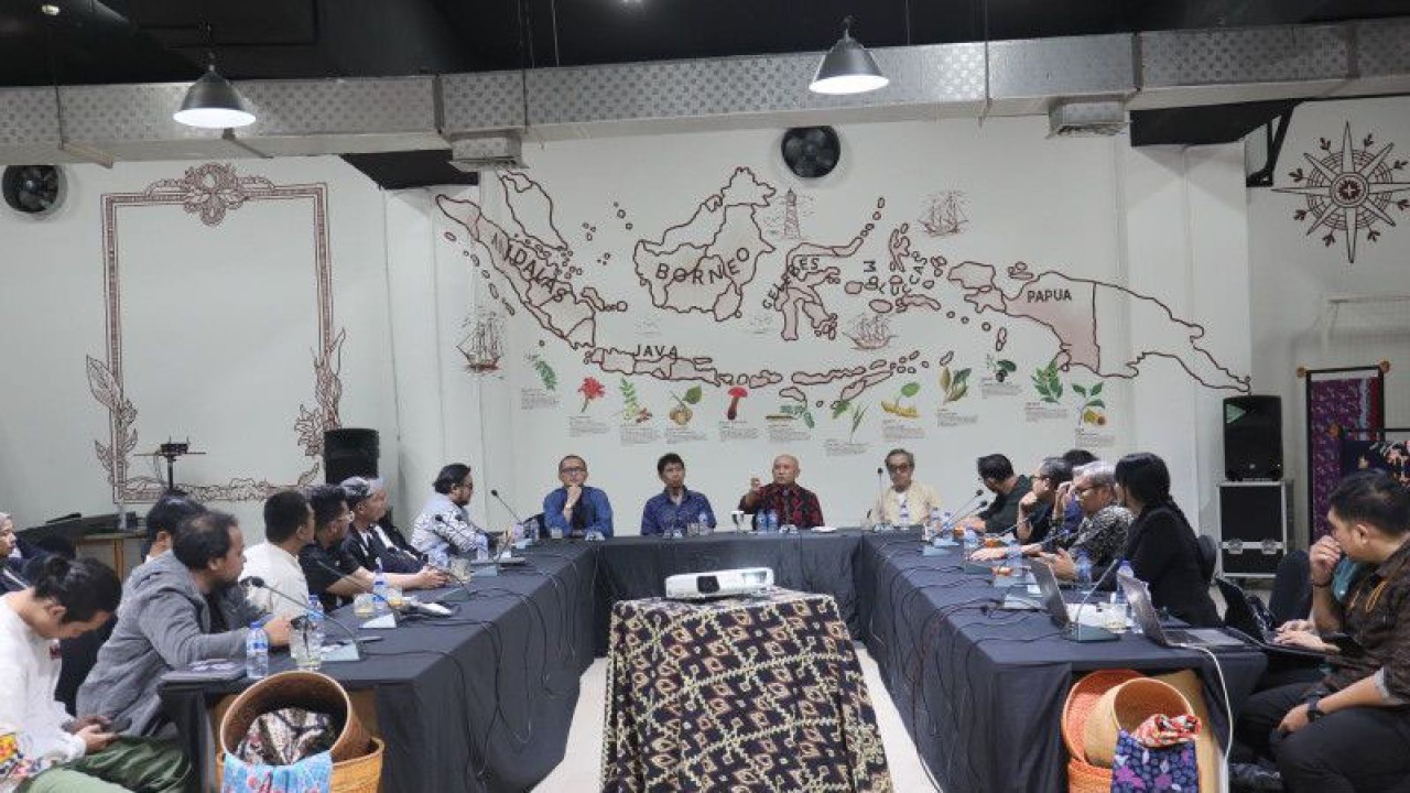 Suasana pertemuan antara Menteri Koperasi dan UKM (MenKopUKM) Teten Masduki dengan Direktur Utama LLP-KUKM Leonard Theosabrata, dan Direktur Pemberitaan MNC Prabu Revolusi hingga para influencer di Jakarta, Kamis (30/3/2023). ANTARA/HO-KemenKopUKM