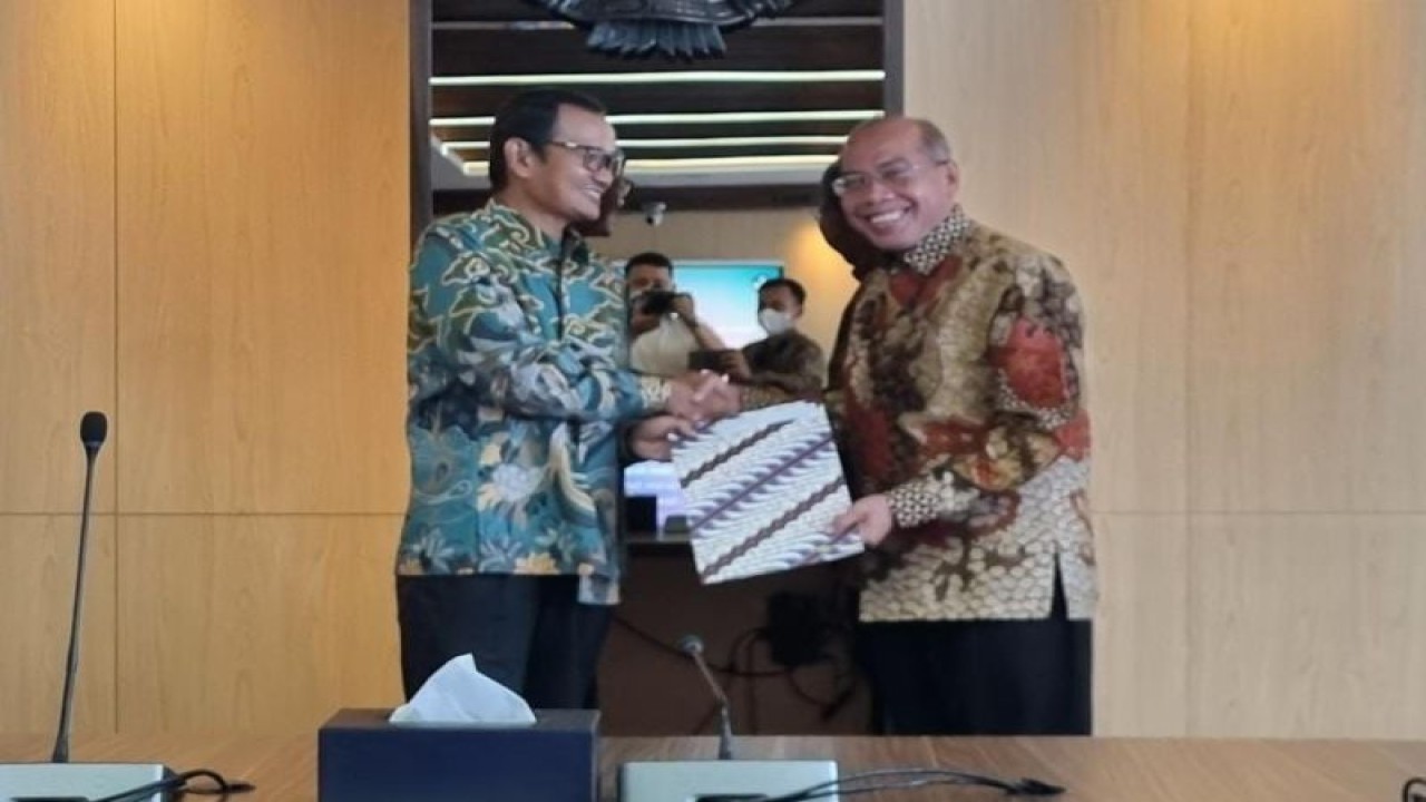 Rektor UM Surabaya Dr. dr. Sukadiono, MM, (kanan) menerima Surat Keputusan (SK) Menteri Pendidikan, Kebudayaan, Riset dan Teknologi (Kemendikbudristek) Nomor 302/E/O/2023 tentang pembukaan Fakultas Kedokteran Gigi dari Direktur Jenderal Pendidikan Tinggi, Riset, dan Teknologi, Kemendikbudristek, Prof. Ir. Nizam, M.Sc., DIC., Ph.D di Jakarta, Rabu (29/3/2023). (FOTO ANTARA/HO-Humas UM Surabaya)