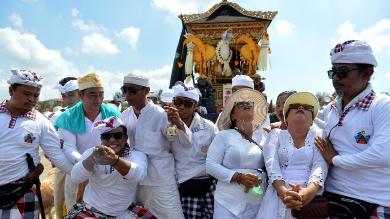Umat Hindu menjalani upacara Melasti jelang Hari Raya Nyeli di Kabupaten Badung. ANTARA/Naufal Fikri Yusuf