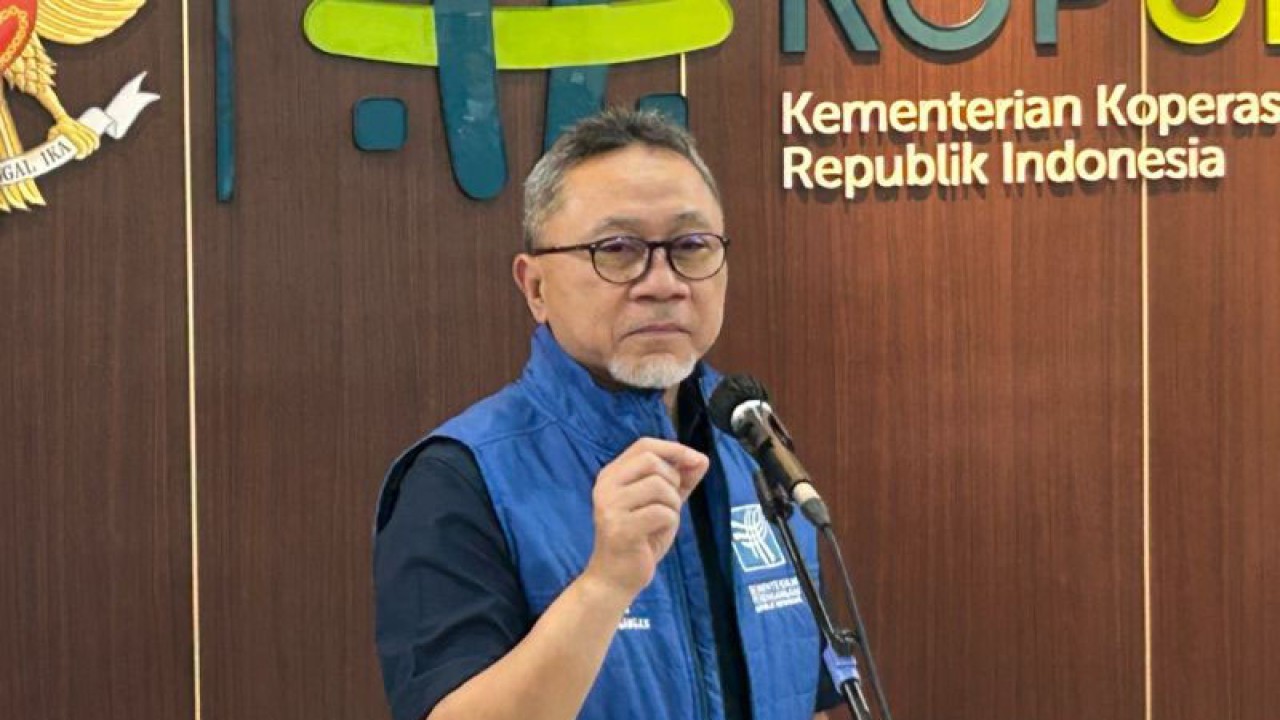 Menteri Perdagangan (Mendag) Zulkifli Hasan usai menghadiri rapat bersama Menteri Kementerian Koperasi dan Usaha Kecil dan Menengah (MenkopUKM) Teten Masduki di Kantor KemenkopUKM, Jakarta, Senin (27/3/2023). (ANTARA/Maria Cicilia Galuh)