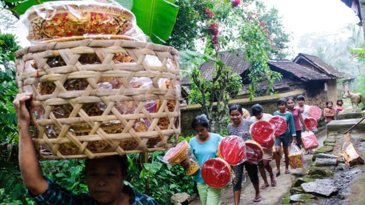 Sejumlah perajin dulang berbahan fiber membawa dulang yang telah selesai dibuat dari salah satu rumah produksi dulang di Desa Bresela, Payangan, Kabupaten Gianyar, Bali, Jumat (24/3/2023). ANTARA/I Pandhe Putu Mahayasa/wsj.