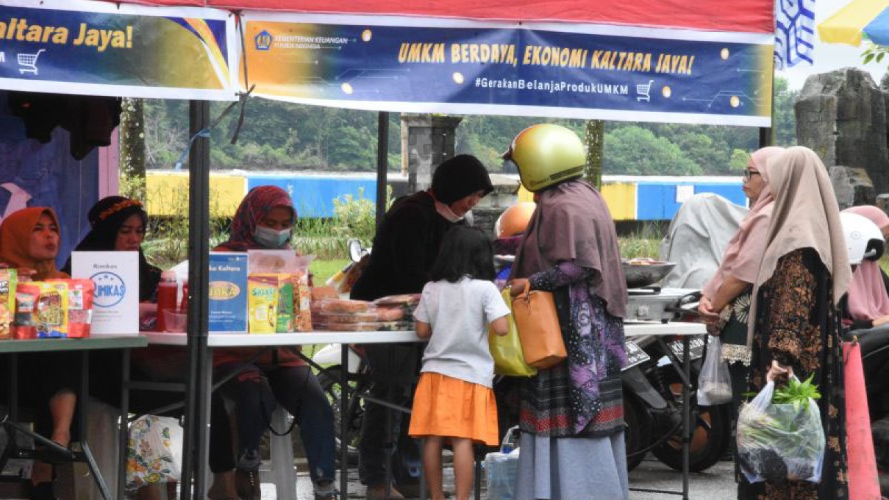 Sejumlah masyarakatTanjung Selor Kabupaten BUlungan berbelanja di "UMKM Week" yang digelar Direktorat Jenderal Perbendaharaan Negera Provinsi Kalimantan Utara baru-baru ini. (ANTARA/HO-DJPb Kaltara)