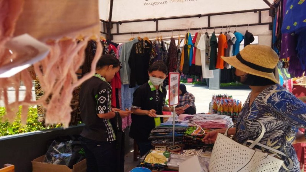 Pengunjung pameran membeli produk UMKM di Manggarai Barat, NTT beberapa waktu lalu. (ANTARA/Fransiska Mariana Nuka)
