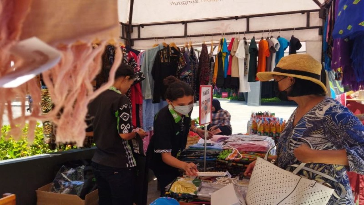 Pengunjung melihat produk UMKM dari Manggarai Barat yang dipamerkan di Gua Batu Cermin Labuan Bajo, NTT beberapa waktu lalu. (ANTARA/Fransiska Mariana Nuka)