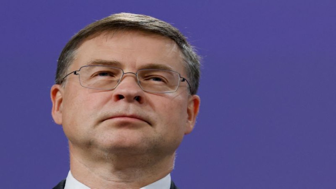 Foto Dokumen - Wakil Presiden Eksekutif Komisi Eropa Valdis Dombrovskis menghadiri konferensi pers setelah pertemuan Dewan Komisaris Eropa, di Brussels, Belgia 9 November 2022. ANTARA/REUTERS/Yves Herman.