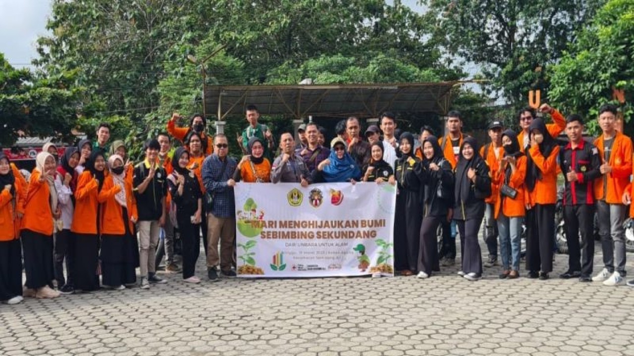 Universitas Baturaja melakukan gerakan menanam pohon selamatkan lingkungan agar tetap hijau, Jumat. (ANTARA/Edo Purmana/23)