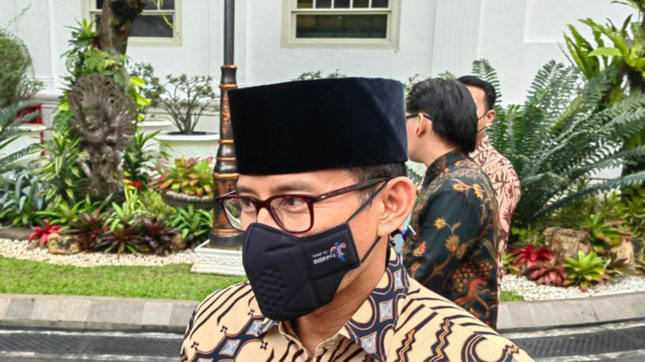 Menteri Pariwisata dan Ekonomi Kreatif (Menparekraf) Sandiaga Uno memberikan keterangan kepada awak media di lingkungan Istana Kepresidenan Jakarta, Selasa (27/3/2023). (ANTARA/Gilang Galiartha)