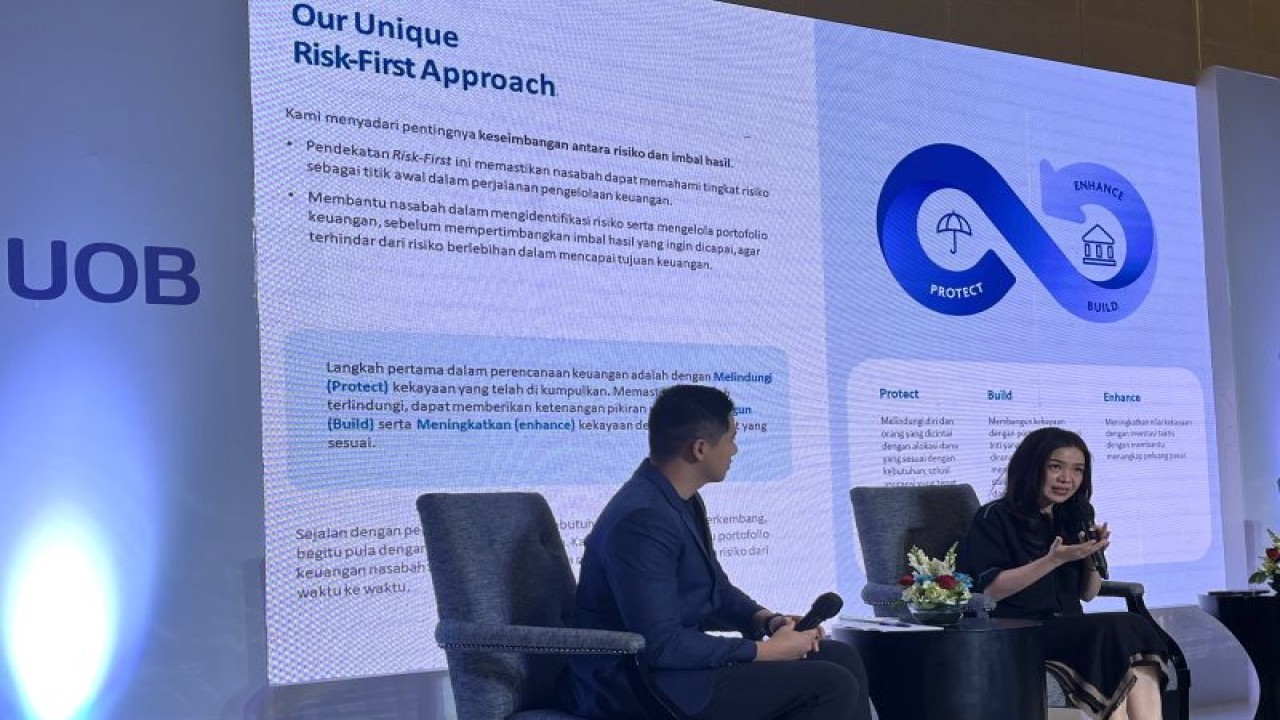 Head of Deposit & Wealth Management UOB Indonesia Vera Margaret saat memberikan pemaparan dalam Media Gathering dan Literasi "Preserve and Grow Your Wealth Through Risk-First Approach” di Teras Ramayana, Hotel Indonesia Kempinski, Jakarta, Kamis (30/3/2023). ANTARA/M. Baqir Idrus Alatas