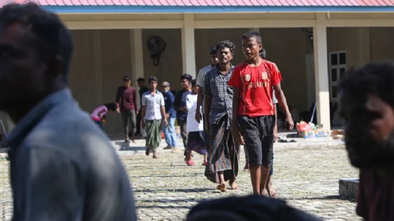 Imigran etnis rohingya berjalan di tempat penampungan sementara UPTD Dinas Sosial Aceh Rumoh Seujahtera Beujroh Meukaya Ladong, Aceh Besar, Aceh, Jumat (17/2/2023). (ANTARA/Khalis Surry)