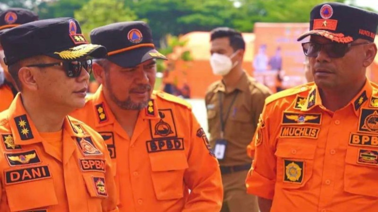 Penjabat Bupati Bekasi Dani Ramdan (kiri) usai evaluasi dampak musibah di Lapangan Plasa Pemkab Bekasi, Desa Sukamahi, Kecamatan Cikarang Pusat, Jumat (10/3/2023). ANTARA/Pradita Kurniawan Syah.