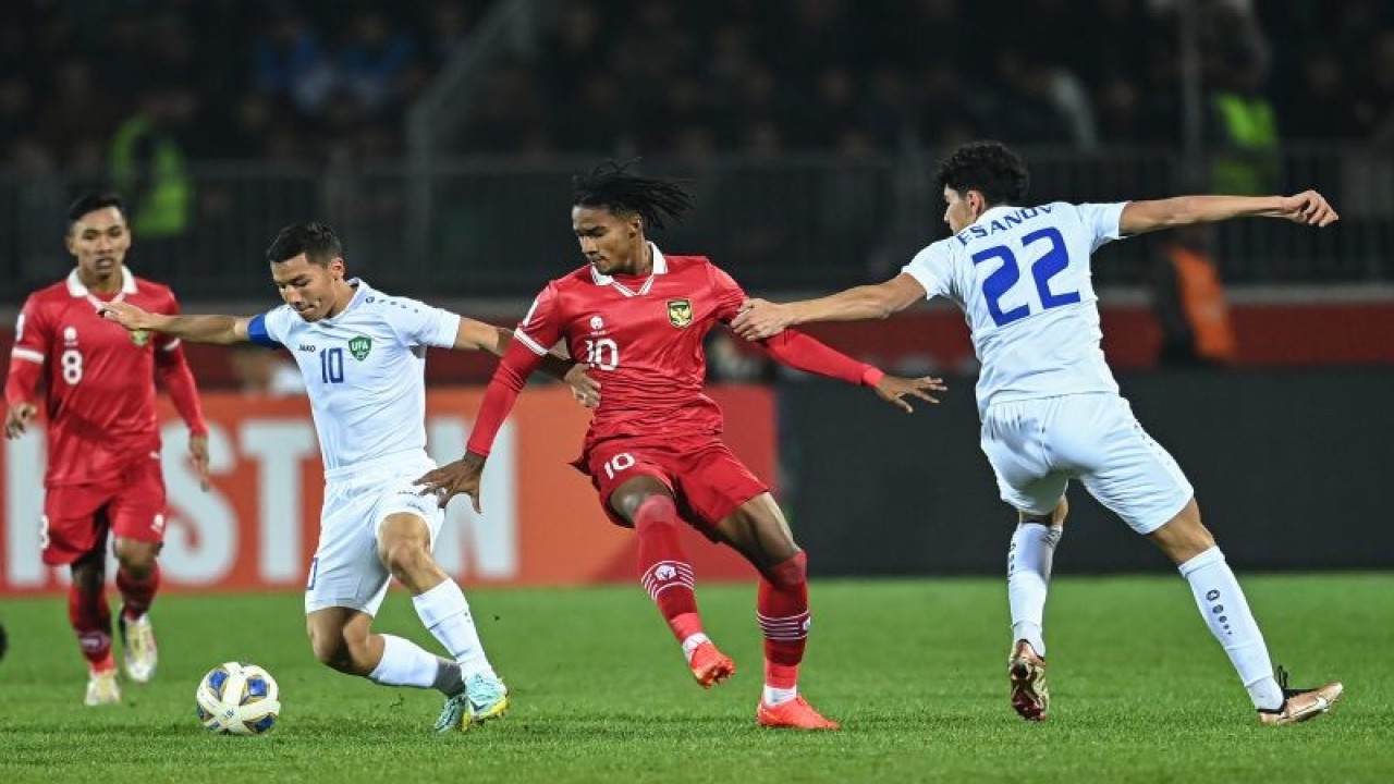 Ilustrasi - Pesepak bola Timnas U-20 Indonesia Ronaldo Kwateh (tengah) mencoba merebut bola yang dihalangi dua pesepak bola Timnas U-20 Uzbekistan Rakhmonaliev Umarali (kiri) dan Esanov Sherzod (kanan) dalam laga terakhir Grup A Piala Asia U-20 di Stadion Istiqlol, Fergana, Uzbekistan, Selasa (7/3/2023). ANTARA FOTO/Sigid Kurniawan/tom.