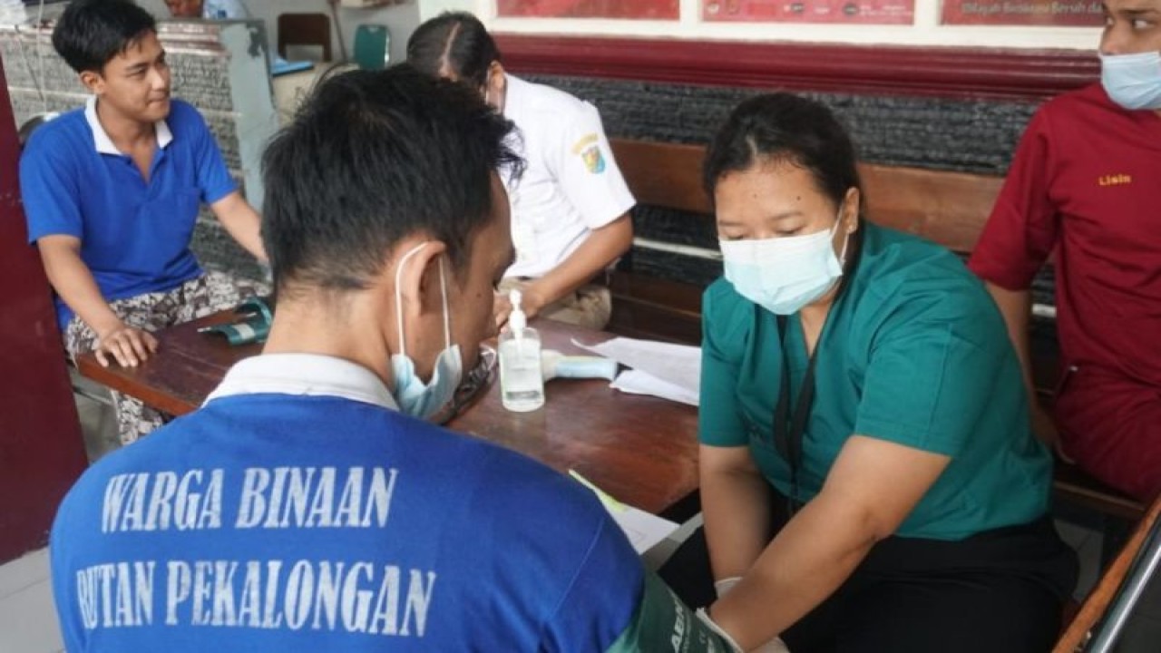 Petugas vaksinator Dinas Kesehatan Kota Pekalongan sedang memberikan suntikan vaksinasi penguat kedua pada seorang warga binaan pemasyarakatan Rutan Kelas IIA Pekalongan, Senin (6/3/2023). (ANTARA/HO-Humas Pemkot Kota Pekalongan)