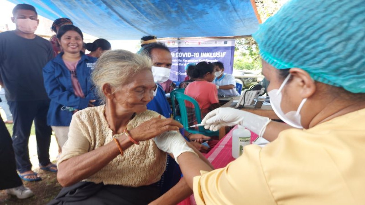 Seorang lansia di Desa Adat Ratenggaro menjalani suntikan vaksinasi dosis empat atau booster 2 di Sumba Barat Daya NTT, Minggu (12/3/2023). (ANTARA/Andi Firdaus).