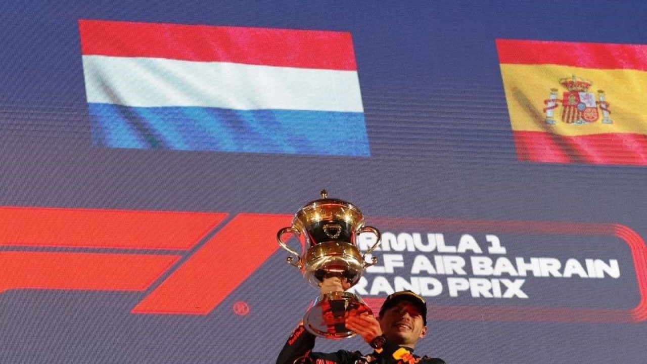 Pembalap tim Red Bull Max Verstappen mengangkat trofi usai memenangkan balap F1 GP Bahrain di Bahrain International Circuit, Sakhir, Bahrain, Minggu (5/3/2023). ANTARA FOTO/REUTERS/Nir Elias/foc.