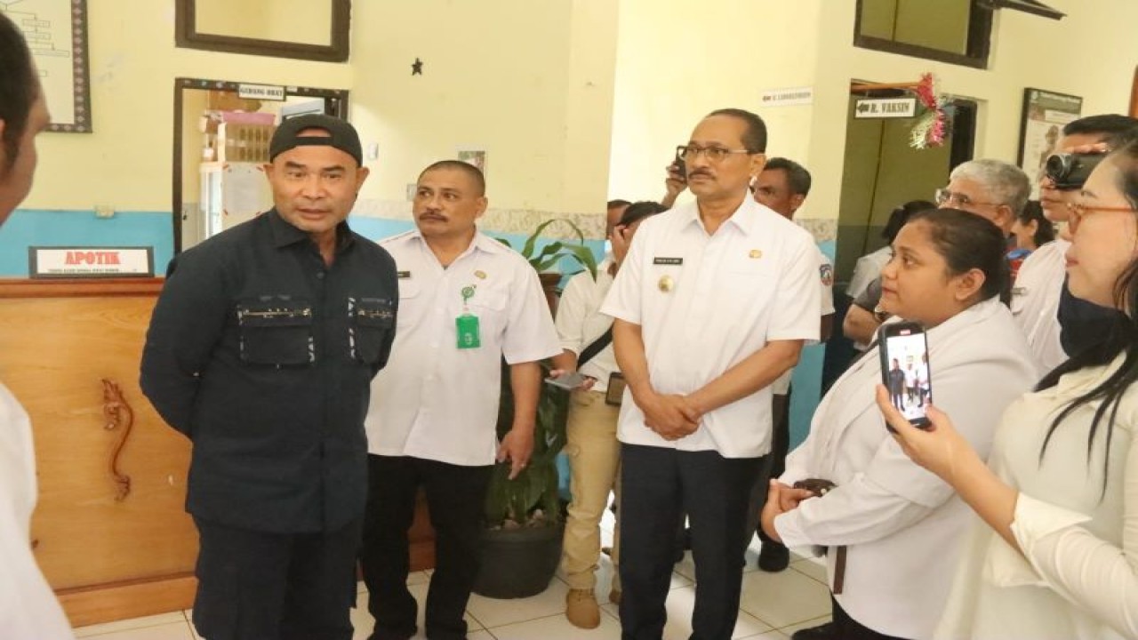 Gubernur Provinsi Nusa Tenggara Timur Viktor Bungtilu Laiskodat (kedua dari kiri) saat melihat kondisi Puskesmas Lawonda, Kabupaten Sumba Tengah. (ANTARA/HO-Biro Administrasi Pimpinan Setda Provinsi NTT)