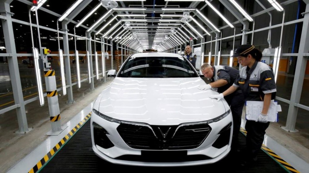 Para pekerja di pabrik mobil VinFast pada kesempatan upacara pembukaannya di Kota Hai Phong, Vietnam, 14 Juni 2019. (Kham/Reuters)