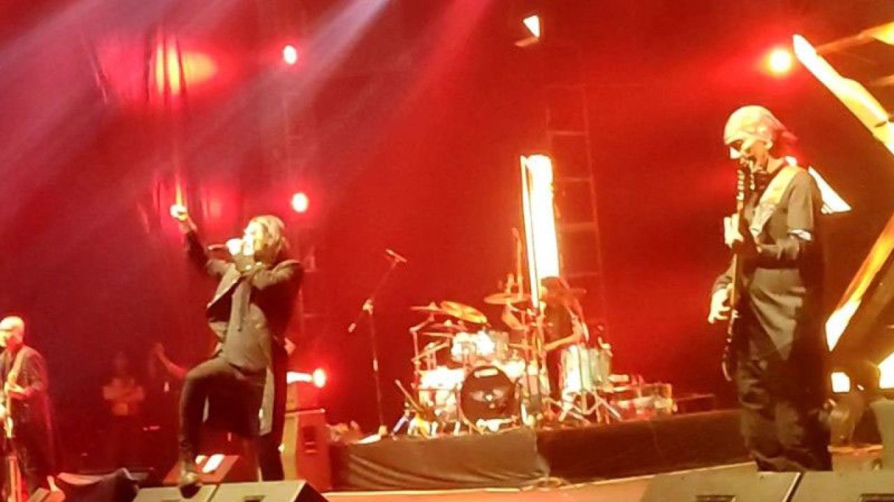 Arsip - Grup musik Dewa 19 featuring Virzha manggung di Gedung Olahraga PSCC Palembang, Sumatera Selatan (ANTARA/M Riezko Bima Elko P)