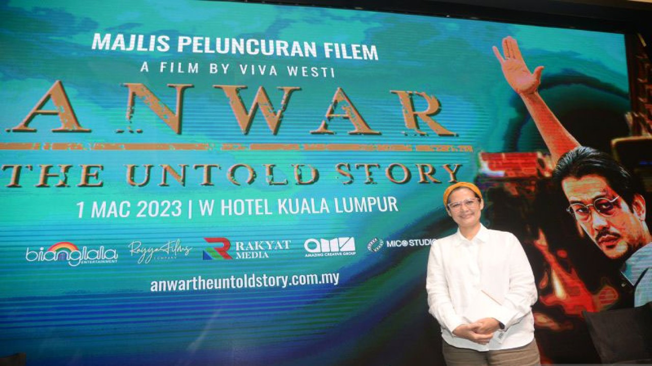 Sutradara film Viva Westi berpose usai peluncuran film "Anwar: The Untold Story" di Hotel W Kuala Lumpur, Malaysia (1/3/2023). (ANTARA FOTO/Rafiuddin Abdul Rahman)