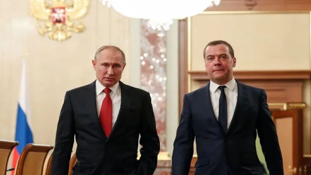 Presiden Rusia Vladimir Putin dan perdana menteri Dmitry Medvedev berbicara sebelum pertemuan dengan anggota pemerintah di Moskow, Rusia pada 15 Januari 2020. (Reuters)