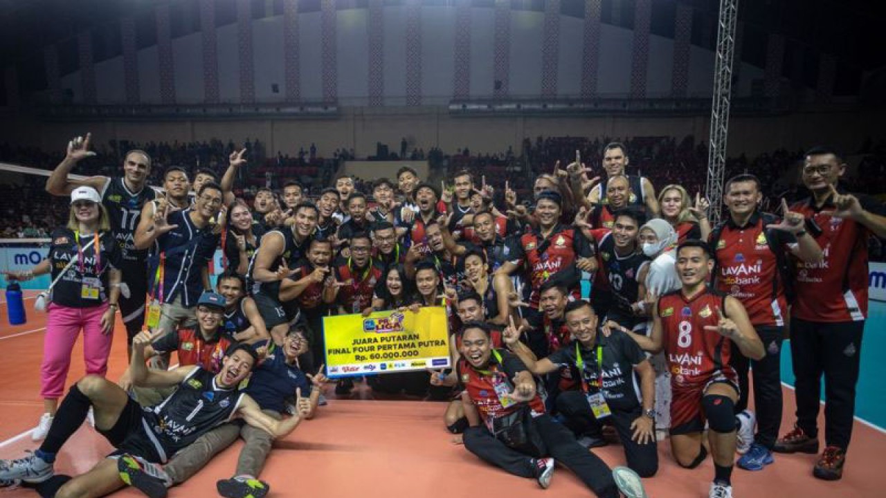 Sejumlah pebola voli Jakarta Lavani Allo Bank meluapkan ekspresi usai mengalahkan Jakarta STIN BIN pada pertandingan Seri Kedua Putaran Pertama final four Putra PLN Mobile Proliga 2023 di GOR Jatidiri, Semarang, Jawa Tengah, Jumat (3/3/2023). Jakarta Lavani kalahkan Jakarta STIN BIN dengan skor 3-1 (25-23, 25-21, 19-25 dan 25-22). ANTARA FOTO/Aji Styawan/tom.