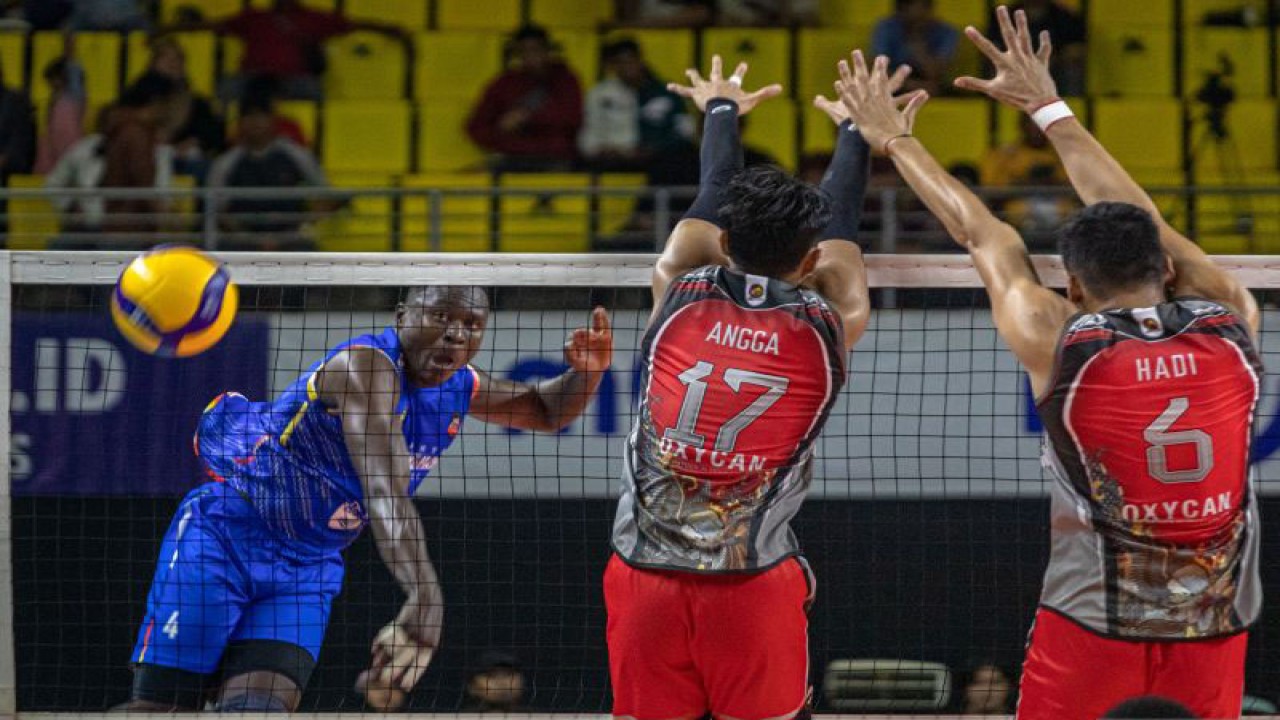 Pebola voli Jakarta Bhayangkara Presisi Daudi Okello (kiri) melakukan smes yang coba dihadang pebola voli Surabaya BIN Samator Agil Angga Anggara (tengah) dan Hadi Suharto (kanan) pada pertandingan Final Four PLN Mobile Proliga 2023 di GOR Jatidiri, Semarang, Jawa Tengah, Kamis (2/3/2023). ANTARA FOTO/Aji Styawan/hp. (ANTARA FOTO/AJI STYAWAN)