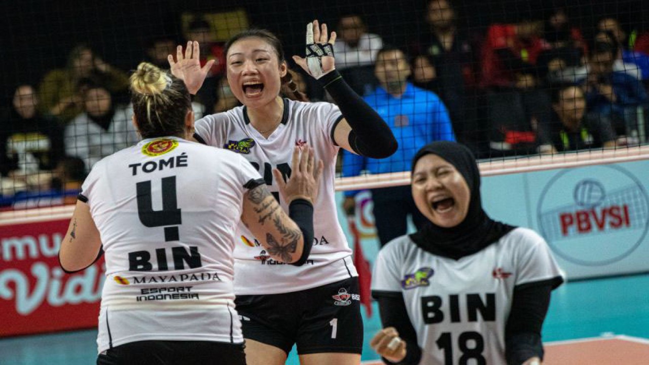 Sejumlah pebola voli Jakarta BIN melakukan selebrasi seusai mengalahkan tim voli Bandung BJB Tandamata pada pertandingan seri kedua putaran kedua Final Four Putri PLN Mobile Proliga 2023 di GOR Jatidiri Semarang, Jawa Tengah, Sabtu (4/3/2023). Bandung BJB Tandamata dikalahkan Jakarta BIN dengan skor akhir 0-3 (28-30, 24-26, dan 15-25). ANTARA FOTO/Aji Styawan/nz. (ANTARA FOTO/AJI STYAWAN)