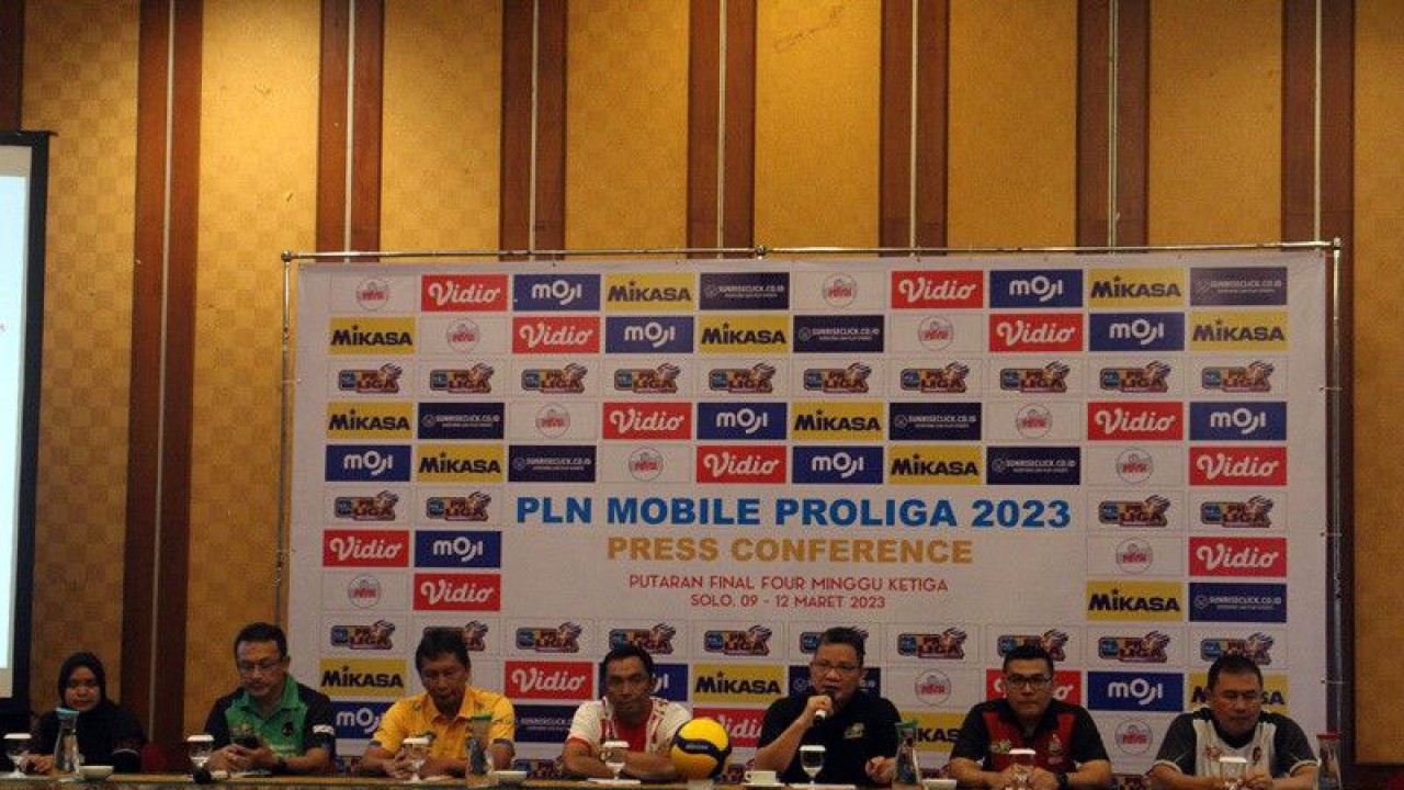 Direktur Porliga 2023 Hanny S Surkatty (ketiga dari kanan) saat konferensi pers Proliga 2023 putaran final four seri tiga pamungkas, di Solo, Rabu (8/3/2023).    ANTARA/Bambang Dwi Marwoto.