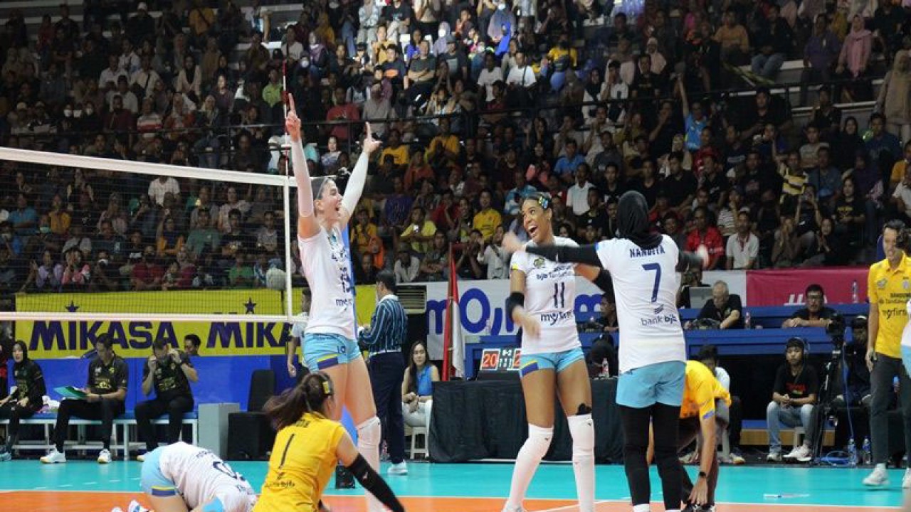 Tim voli putri Bandung bjb Tandamata melakukan selebrasi setelah mengalahkan Gresik Petrokimia 3-0 pada pertandingan PLN Mobile Proliga 2023 putaran final four seri tiga pamungkas , di Gor Sritex Arena Solo, Jawa Tengah, Kamis (9/3/2023) petang. ANTARA/Bambang Dwi Marwoto.