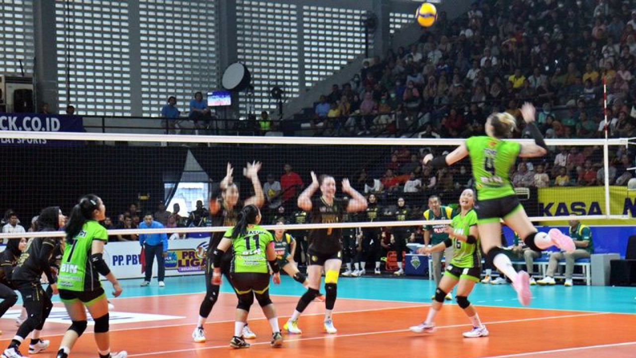 Pebola voli Jakarta BIN Fernanda Davis Tome (nomor punggung empat) saat melapas smes dalam pada pertandingan PLN Mobile Proliga 2023 putaran final four seri pamungkas di Gor Sritex Arena Solo, Jawa Tengah, Sabtu (11/3/2023). ANTARA/Bambang Dwi Marwoto.