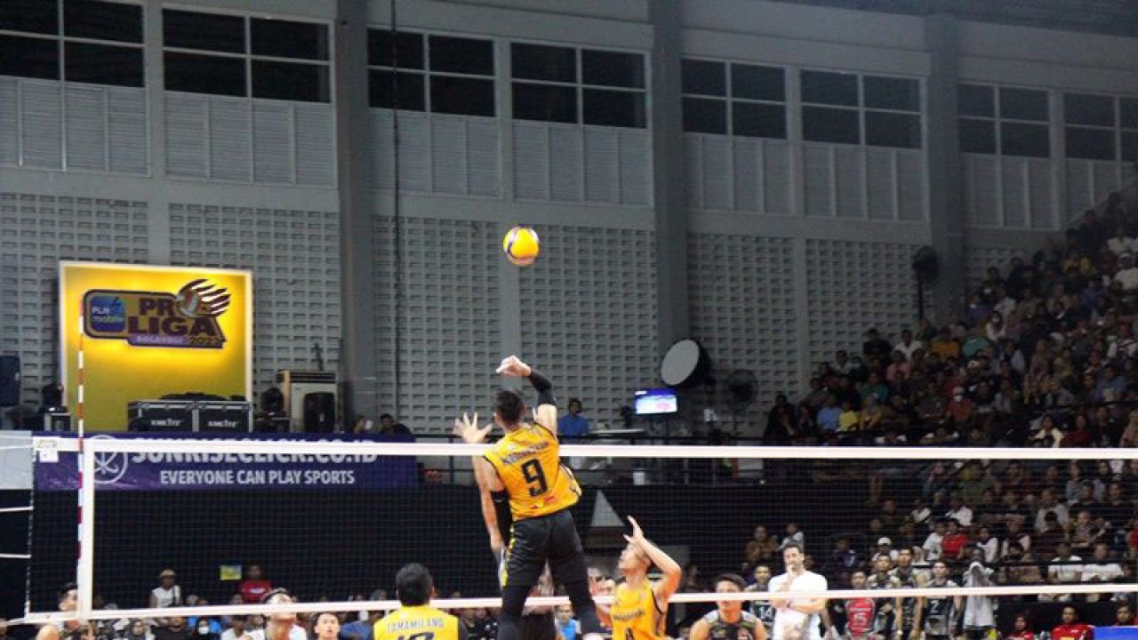 Pebola voli Bhayangkara Presisi Yuda Mardiansyah (no 9) melepas smes pada PLN Mobile Proliga 2023 putaran final four seri pamungkas melawan Surabaya BIN Samator di GOR Sritex Arena Solo, Jawa Tengah, Sabtu (11/3/2023). ANTARA/Bambang Dwi Marwoto.