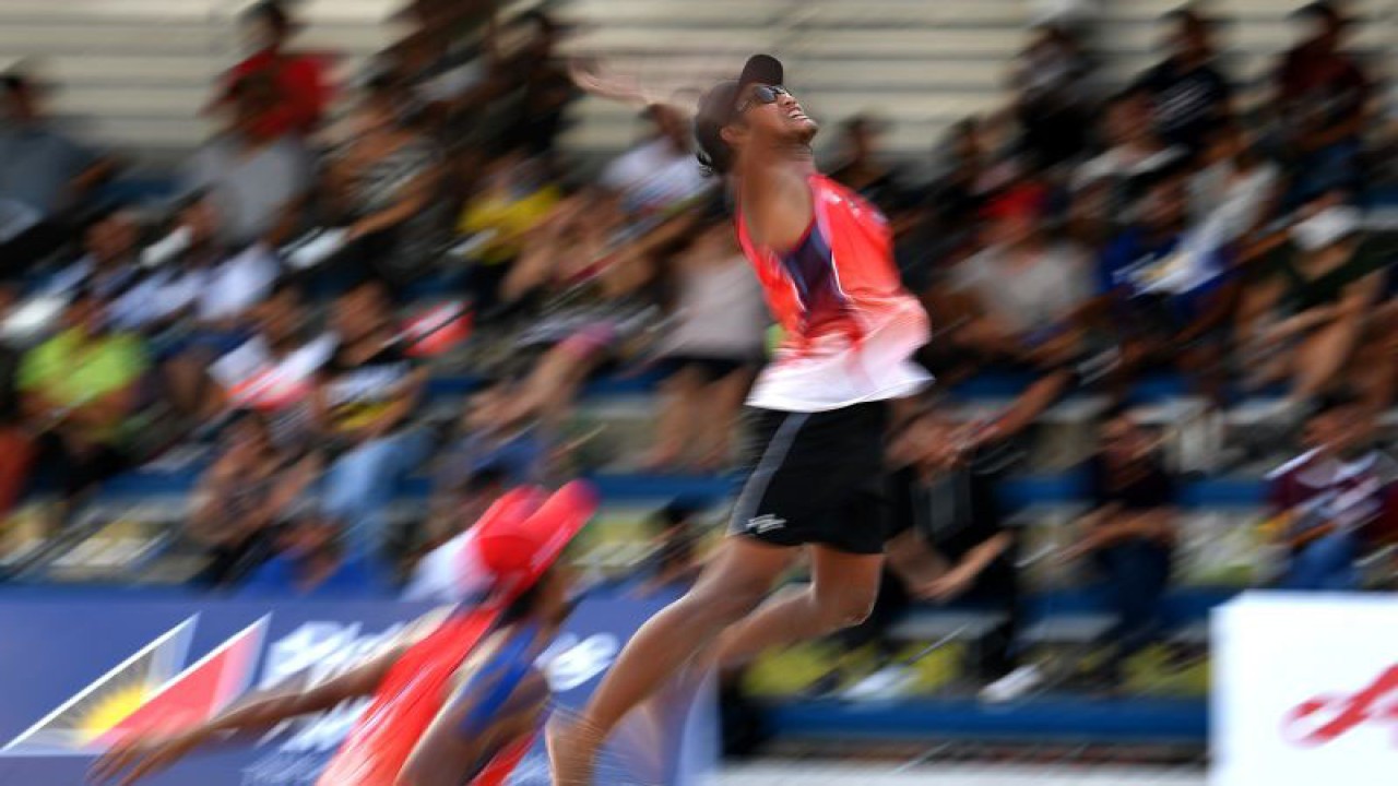 Arsip - Pebola voli pantai Indonesia Mohammad Ashfiya (kanan) yang berpasangan dengan Ade Rachmawan melompat untuk memukul bola ke arah pebola voli pantai Thailand Surin Jongklang dan Banlue Nakprakhong dalam final voli pantai beregu putra SEA Games 2019 di Subic Tennis Court, Subic, Filipina, Jumat (6/12/2019). ANTARA FOTO/Sigid Kurniawan/pd. (