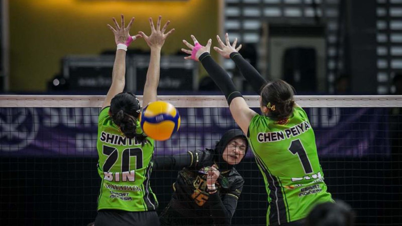 Ilustrasi - Pebola voli Gresik Petrokimia Pupuk Indonesia Hany Budiarti (tengah) melepaskan smes yang diblok pebola voli Jakarta BIN Shintia Alliva Mauludina (kiri) dan Chen Paiyen (kanan) pada pertandingan seri ketiga putaran kedua Final Four Putri PLN Mobile Proliga 2023 di Sritex Arena, Solo, Jawa Tengah, Sabtu (11/3/2023). Gresik Petrokimia Pupuk Indonesia menang atas Jakarta BIN dengan skor 3-1 (25-23, 21-25, 25-17 dan 25-17). ANTARA FOTO/Mohammad Ayudha/nym.