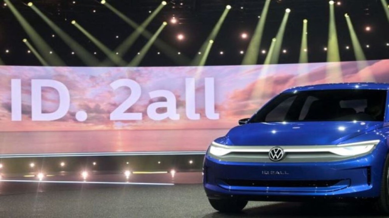 Volkswagen menghadirkan kendaraan listrik ID.2all dengan harga di bawah 25.000 euro, di Hamburg, Jerman, 15 Maret 2023. (Fabian Bimmer/Reuters)