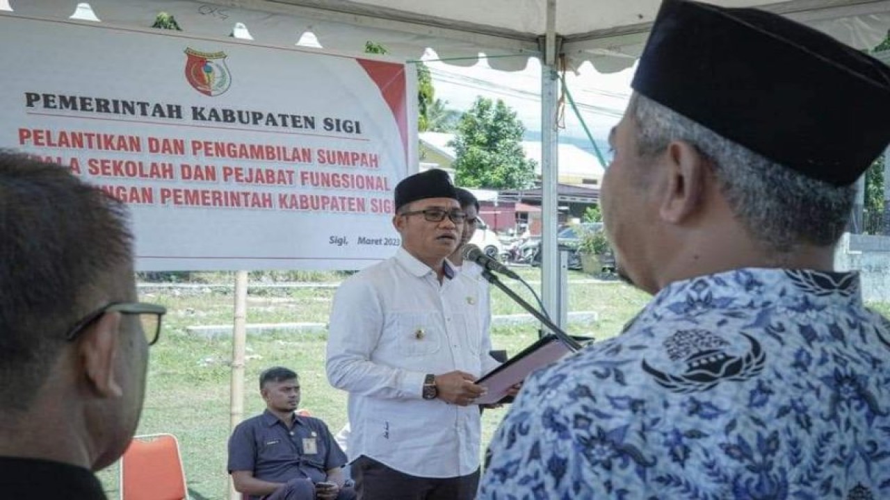 Wakil Bupati Sigi Samuel Yansen Pongi melantik 141 kepala sekolah tingkat SD dan SMP. (ANTARA/HO-Dok Prokopim Setda Pemkab Sigi)